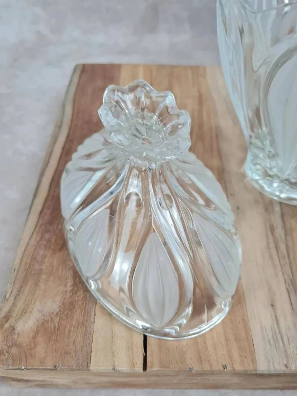 Bonbonnière vintage en verre moulé givré – décor floral