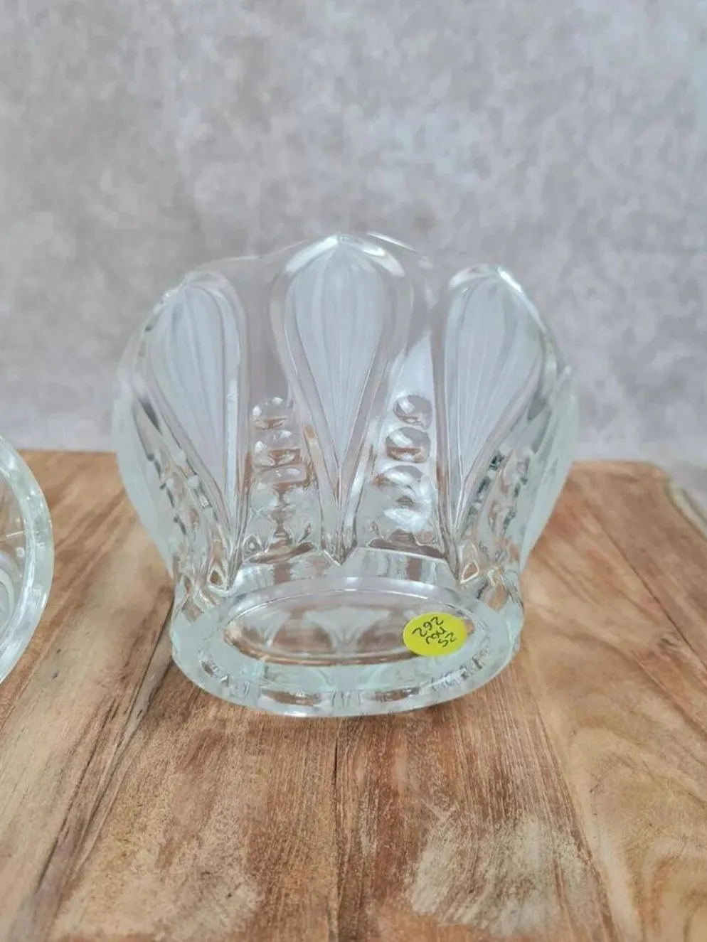 Bonbonnière vintage en verre moulé givré – décor floral