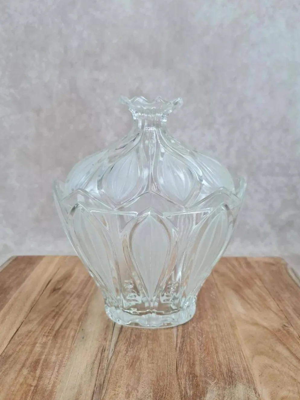 Bonbonnière vintage en verre moulé givré – décor floral