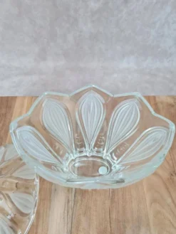 Bonbonnière vintage en verre moulé givré – décor floral