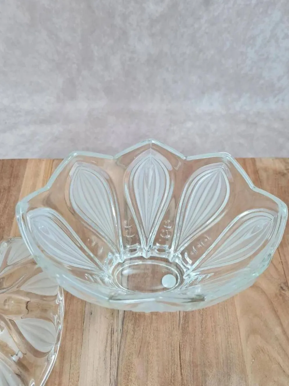 Bonbonnière vintage en verre moulé givré – décor floral