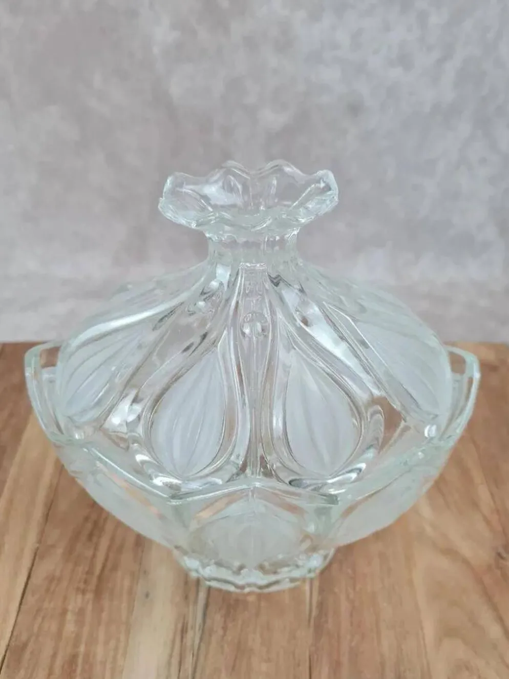 Bonbonnière vintage en verre moulé givré – décor floral