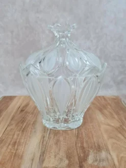 Bonbonnière vintage en verre moulé givré – décor floral