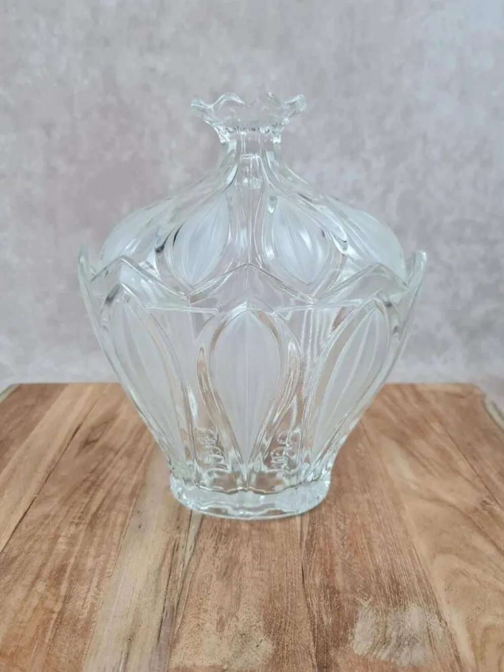 Bonbonnière vintage en verre moulé givré – décor floral