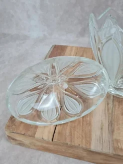Bonbonnière vintage en verre moulé givré – décor floral