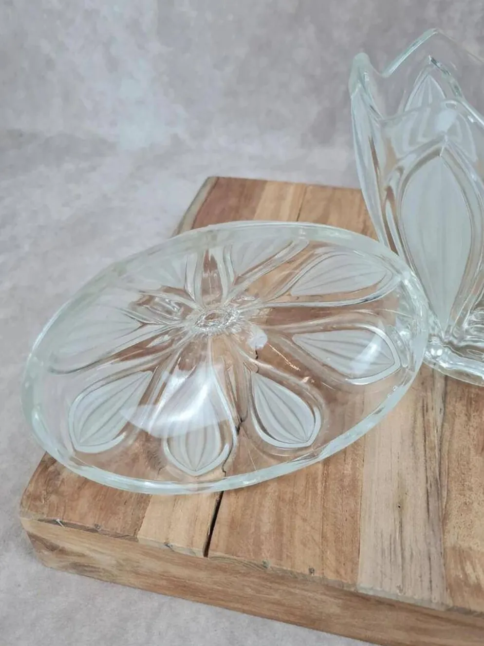 Bonbonnière vintage en verre moulé givré – décor floral