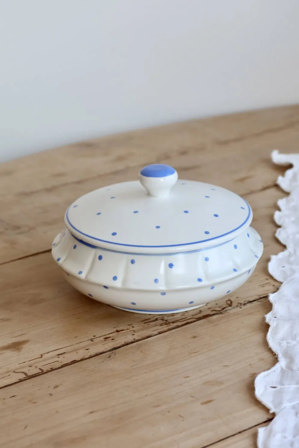 Bonbonnière vintage faïence ivoire pois bleu