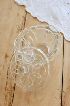 Bonbonnière vintage verre moulé à couvercle – Décor perlé