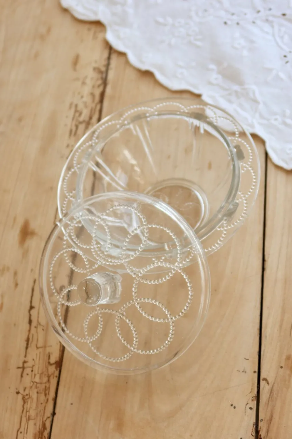 Bonbonnière vintage verre moulé à couvercle – Décor perlé