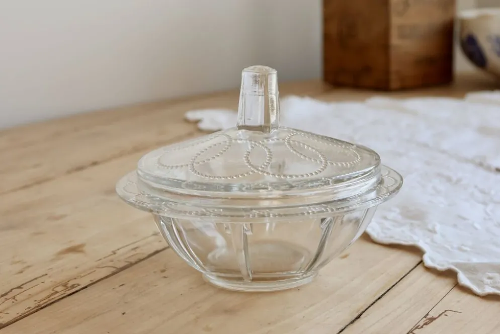 Bonbonnière vintage verre moulé à couvercle – Décor perlé