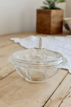 Bonbonnière vintage verre moulé à couvercle – Décor perlé
