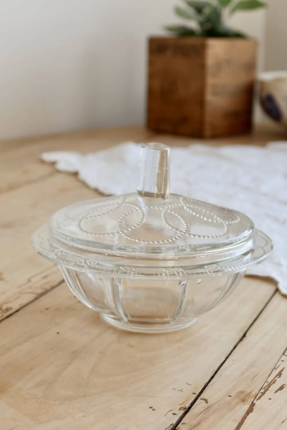 Bonbonnière vintage verre moulé à couvercle – Décor perlé