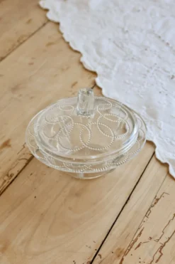 Bonbonnière vintage verre moulé à couvercle – Décor perlé