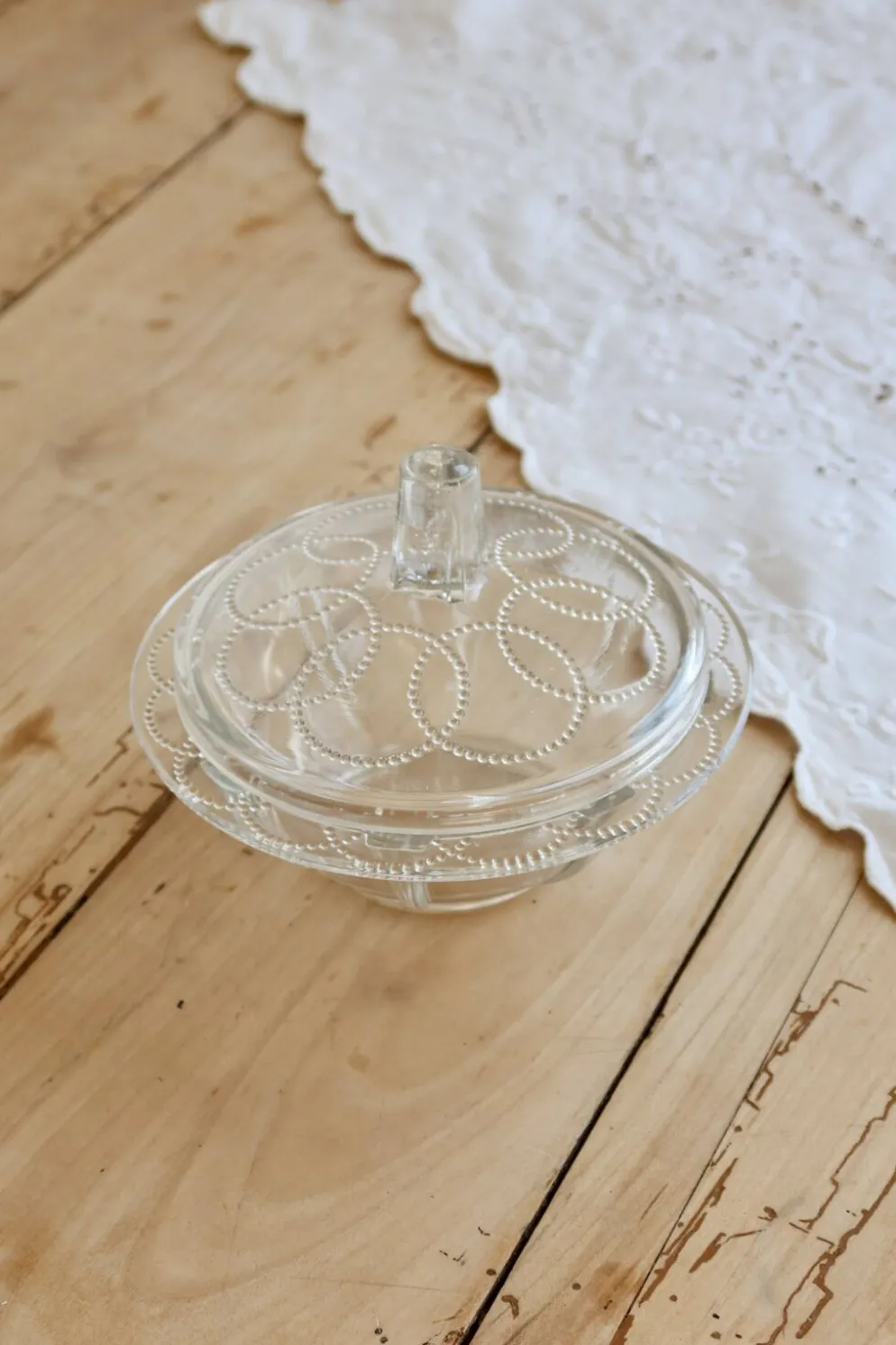 Bonbonnière vintage verre moulé à couvercle – Décor perlé