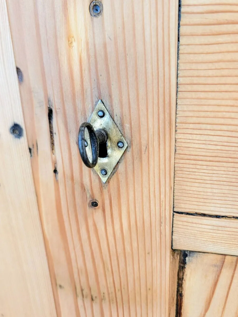 Bonnetière ancienne en pin décapé