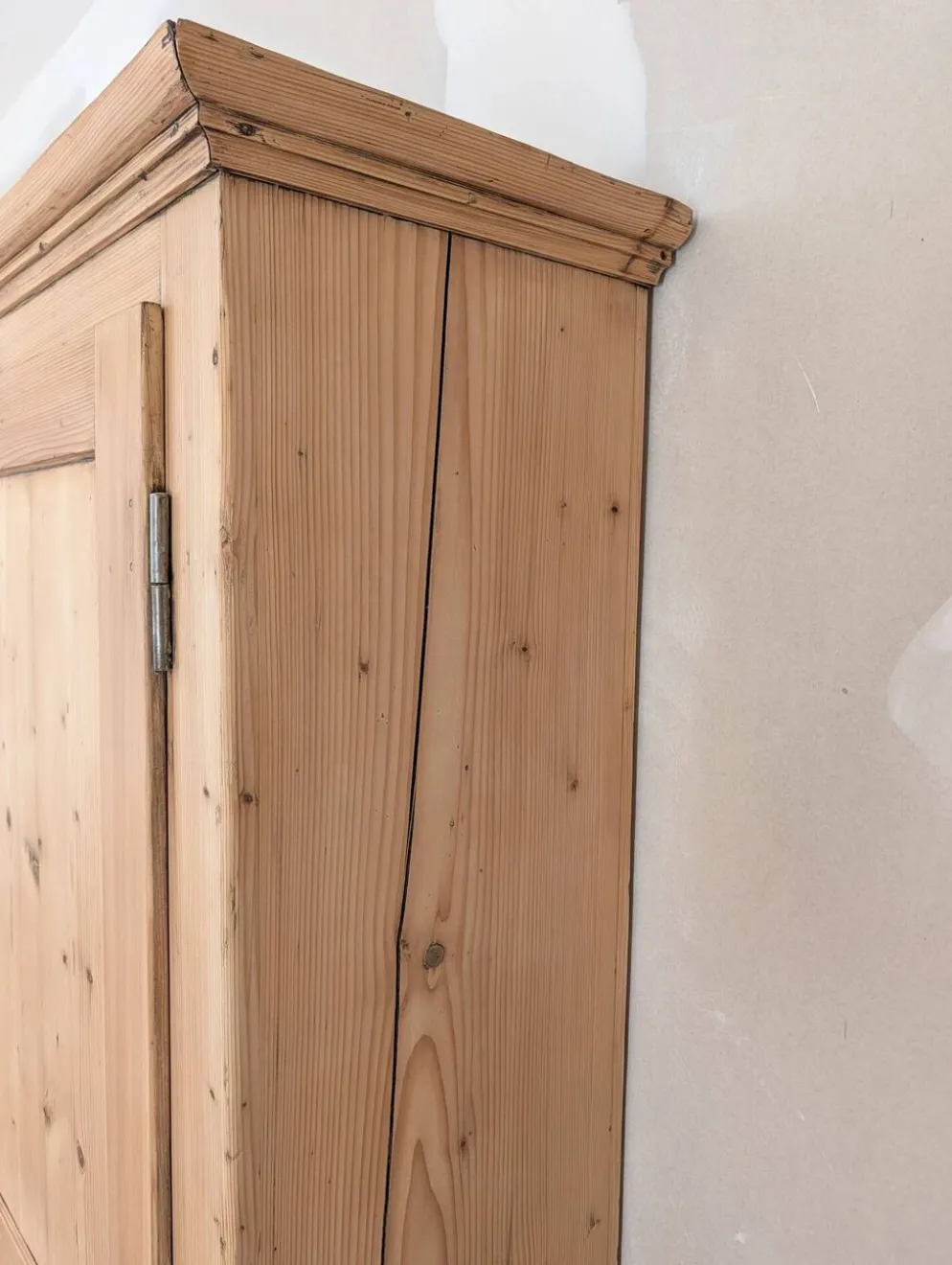 Bonnetière ancienne en pin décapé