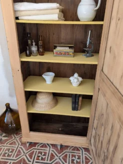 Bonnetière ancienne en pin décapé