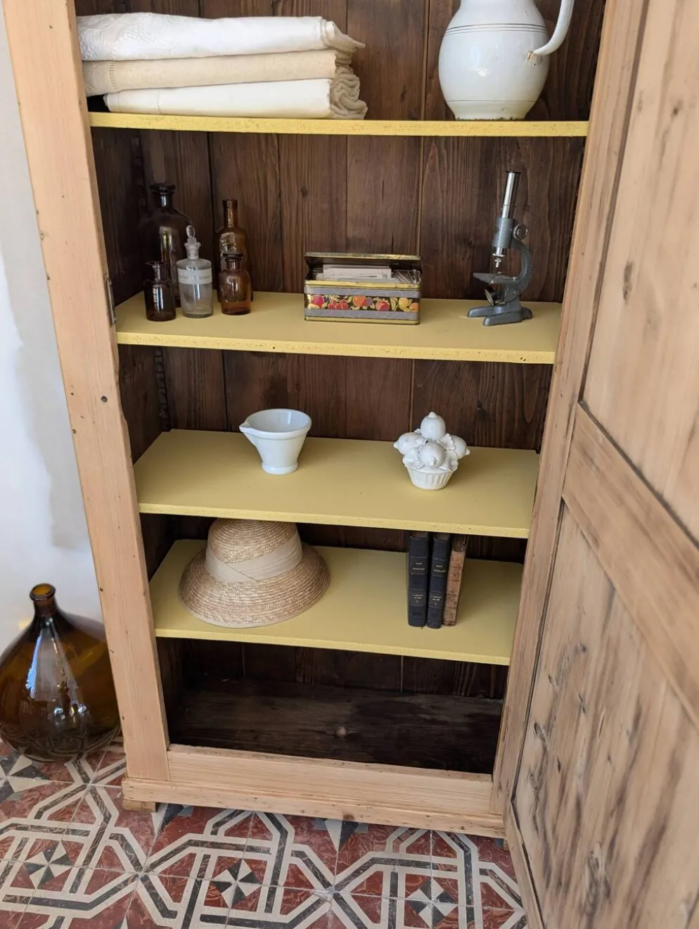 Bonnetière ancienne en pin décapé