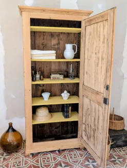 Bonnetière ancienne en pin décapé