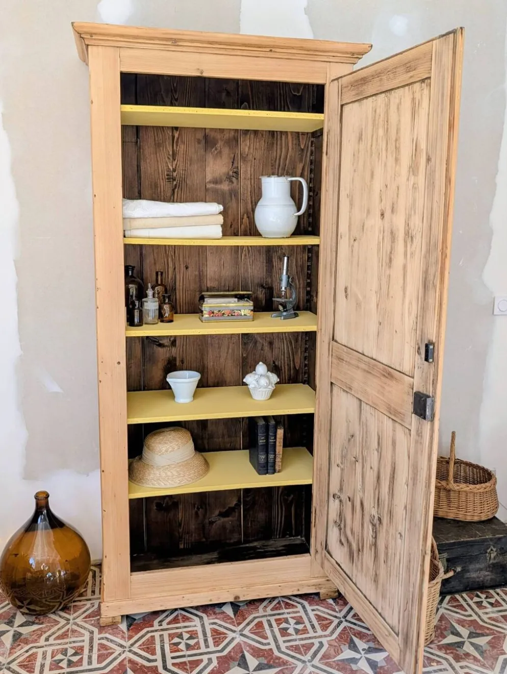 Bonnetière ancienne en pin décapé