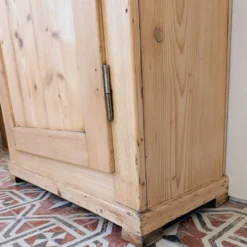 Bonnetière ancienne en pin décapé