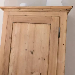 Bonnetière ancienne en pin décapé