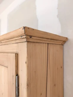 Bonnetière ancienne en pin décapé