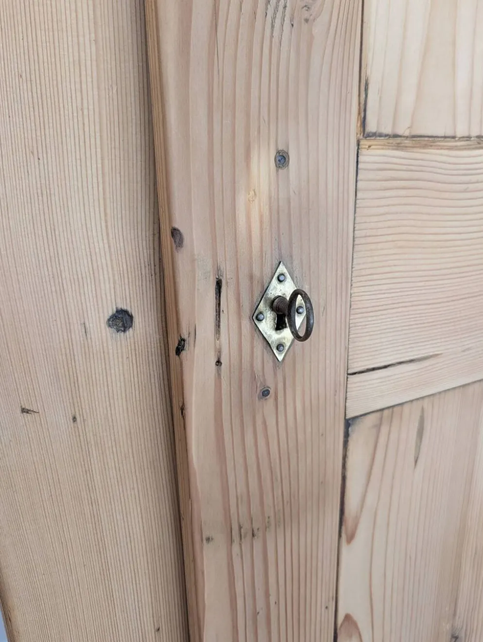 Bonnetière ancienne en pin décapé