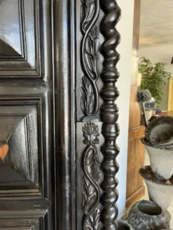 Bonnetière de Mariage en Noyer de style Louis XIII