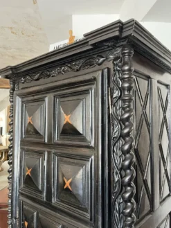 Bonnetière de Mariage en Noyer de style Louis XIII