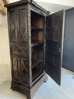 Bonnetière de Mariage en Noyer de style Louis XIII