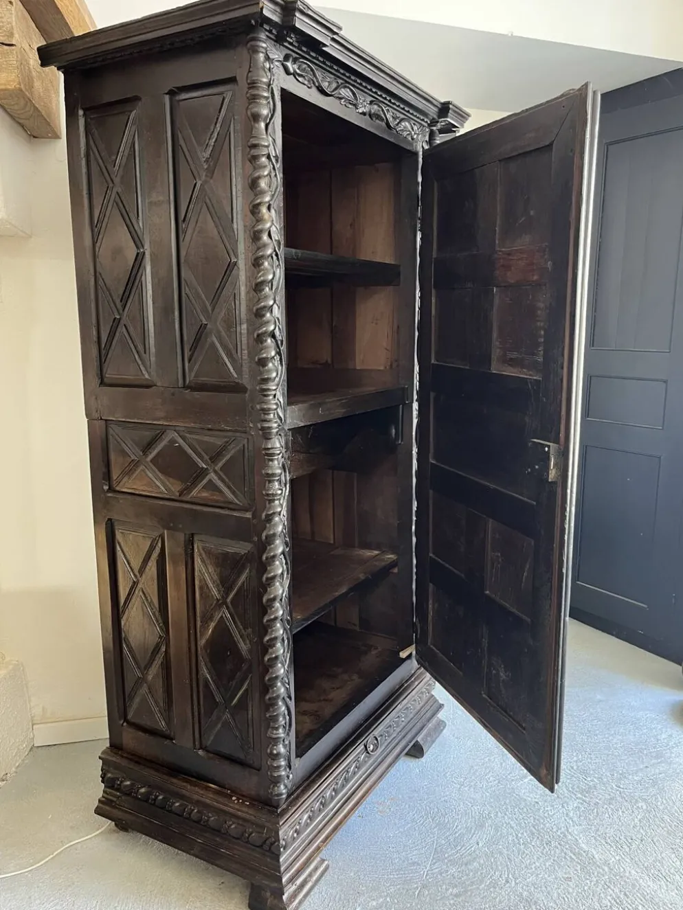Bonnetière de Mariage en Noyer de style Louis XIII