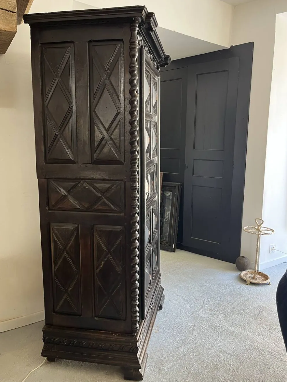 Bonnetière de Mariage en Noyer de style Louis XIII