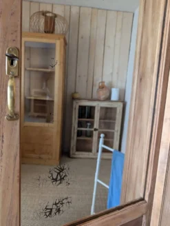 Bonnetière parisienne ancienne avec miroir en bois brut restauré