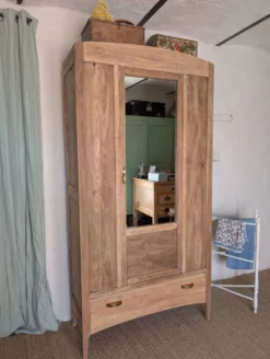 Bonnetière parisienne ancienne avec miroir en bois brut restauré