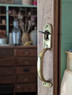 Bonnetière parisienne ancienne avec miroir en bois brut restauré