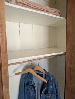 Bonnetière parisienne ancienne avec miroir en bois brut restauré