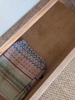Bonnetière parisienne ancienne avec miroir en bois brut restauré