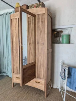 Bonnetière parisienne ancienne avec miroir en bois brut restauré