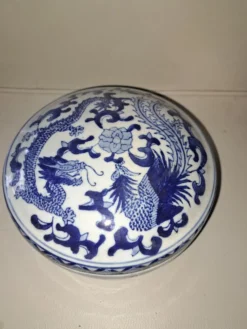 Boîte, bonbonnière décor de dragons.