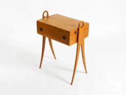 Boîte à couture en bois de frêne des années 1950, avec un couvercle à charnière et plusieurs compartiments.