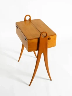 Boîte à couture en bois de frêne des années 1950, avec un couvercle à charnière et plusieurs compartiments.