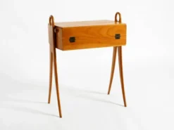 Boîte à couture en bois de frêne des années 1950, avec un couvercle à charnière et plusieurs compartiments.