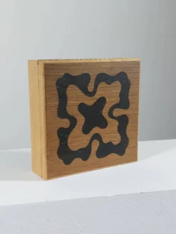 Boîte en bois vintage faite à la main avec des incrustations.