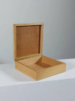 Boîte en bois vintage faite à la main avec des incrustations.