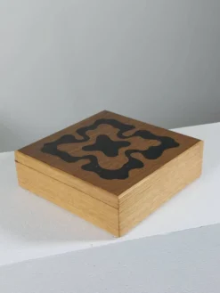 Boîte en bois vintage faite à la main avec des incrustations.