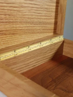 Boîte en bois vintage faite à la main avec des incrustations