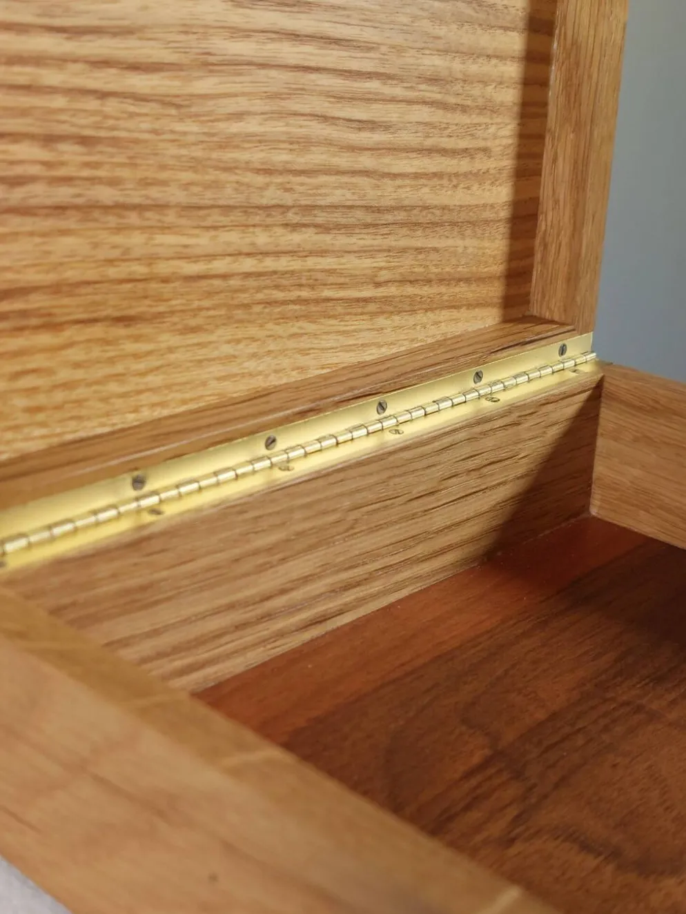 Boîte en bois vintage faite à la main avec des incrustations