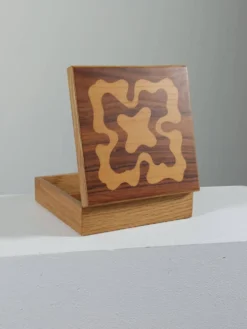 Boîte en bois vintage faite à la main avec des incrustations
