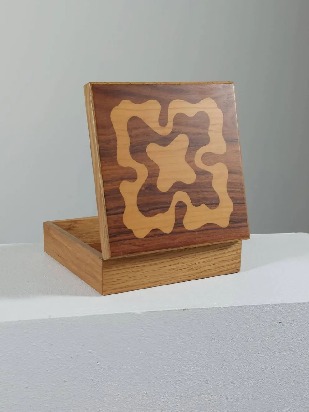 Boîte en bois vintage faite à la main avec des incrustations